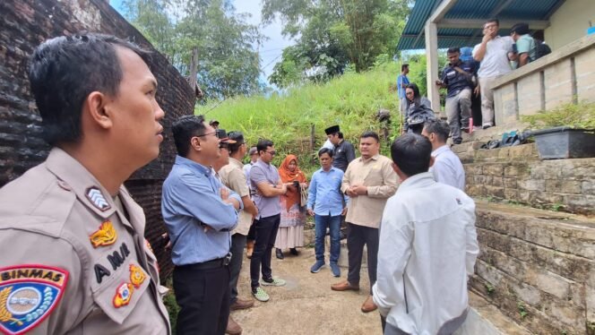 
					Dewan Perwakilan Rakyat Daerah (DPRD) Kota Tarakan melakukan kunjungan lapangan ke lokasi tanah longsor di RT 20 Karang Anyar Pantai, Rabu (9/10/2024). 