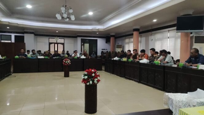 
					Dewan Perwakilan Rakyat Daerah (DPRD) Kota Tarakan menggelar Rapat Dengar Pendapat dengan warga Kampung Satu/Skip beserta PT Pertamina. Rapat dilaksanakan di ruang Rapat Paripurna, Jumat (27/9/24)