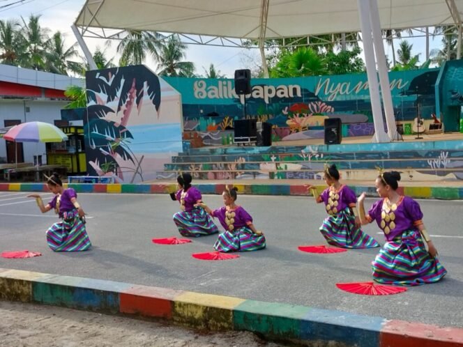 
					Dinas Pemuda Olahraga dan Pariwisata (Disporapar) Kota Balikpapan hibur Pengunjung Pantai Manggar Segara Sari. Dengan menyuguhkan Pesona Balikpapan, Minggu (13/10/2024) sore
