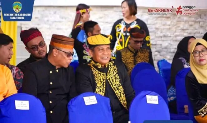 
					Pjs. Bupati Tana Tidung diwakili oleh Staf Ahli Bidang Pembangunan, Ekonomi dan Keuangan, Iwanto menghadiri upacara pengibaran bendera merah putih dalam rangka memperingati Hari Jadi Kota Tanjung Selor yang ke-234 dan Kabupaten Bulungan yang ke-64. 

