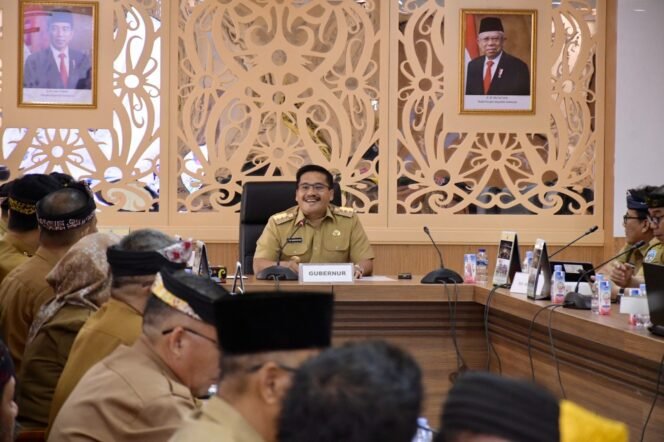 
					RAPAT PIMPINAN : Pjs. Gubernur Kalimantan Utara (Kaltara), Togap Simangunsong, memimpin Rapat Pimpinan Terbuka di lingkungan Pemerintah Provinsi Kaltara, di ruang rapat lantai 4 kantor Gubernur Kaltara, Senin (14/10). 


