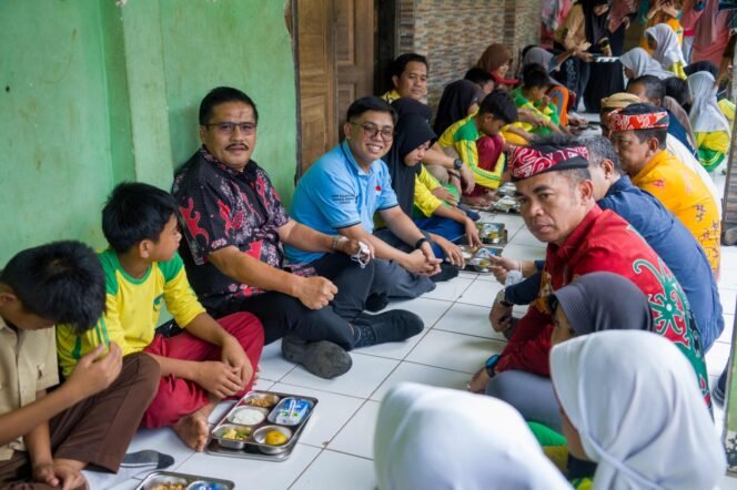 
					MAKAN GRATIS : Pjs. Gubernur Kalimantan Utara (Kaltara), Togap Simangunsong bersama rombongan Pemerintah Provinsi (Pemprov) Kaltara mengunjungi SDN 3 Warungkiara, Sukabumi yang menjadi salah satu lokasi uji coba program makan bergizi gratis.