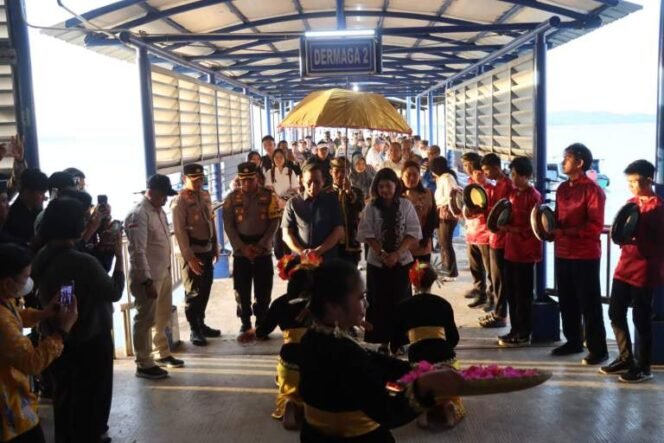 
					Ketibaan rombongan Kapolda Kaltara di Pelabuhan Liem Hie Djung disambut oleh Bupati Nunukan Hj. Asmin Laura Hafid dan prosesi adat tepung tawar.