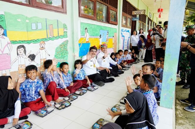 
					MAKAN GRATIS : Pjs. Gubernur Kaltara, Togap Simangunsong didampingi Pjs. Bupati Malinau Pollymaart Sijabat memulai pelaksanaan uji coba program makan bergizi gratis di SDN 002 Malinau, Rabu (16/10).

