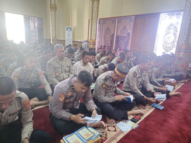 
					Binrohtal (Bimbingan Rohani dan Mental) Polda Kaltara menjadi salah satu pilar penting dalam menjaga integritas dan profesionalisme Personel. Program ini berperan sebagai pemicu semangat dan motivasi dalam menjalankan tugas, sekaligus sebagai benteng pengaman dari potensi pelanggaran.

