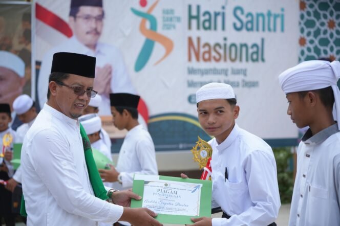 
					Kepala Biro Kesejahteraan Rakyat (Kesra), H. Rosyit, menghadiri Upacara Hari Santri yang digelar di Lapangan Pesantren Al-Khairat pada, Selasa (22/10). 

