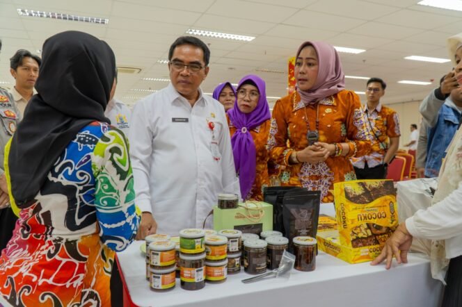 
					PRODUK LOKAL : Sekretaris Provinsi (Sekprov) Kalimantan Utara (Kaltara), Dr. H. Suriansyah, M.A.P menghadiri Lomba Cipta Kreasi Oleh-Oleh Kalimantan Utara, Rabu (22/10).