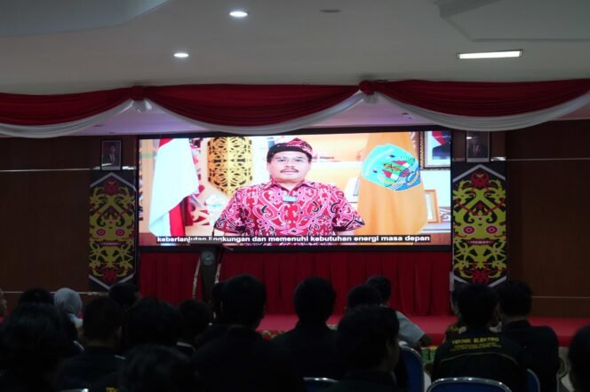 
					HARI LISTRIK : Pjs. Gubernur Kaltara, Togap Simangunsong memberikan kuliah umum virtual pada Peringatan Hari Listrik Nasional tahun 2024 yang teselenggara atas inisiasi Himpunan Mahasiswa Teknik Elektro Fakultas Teknik Universitas Borneo Tarakan (UBT), di Audotorium lantai 4 Gedung rektorat UBT, Sabtu (26/10).

