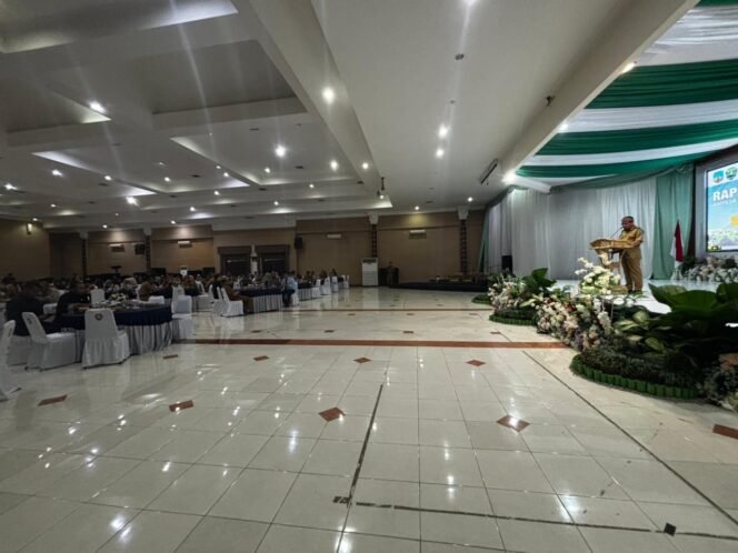 
					Rakor Bappeda dan Litbang se- Provinsi Kaltara yang dibuka Pjs Bupati Malinau, Polymart Sijabat mewakili Pjs Gubernur Kaltara di ruang Tebengang Kantor Bupati Malinau, Selasa (29/10/2024).