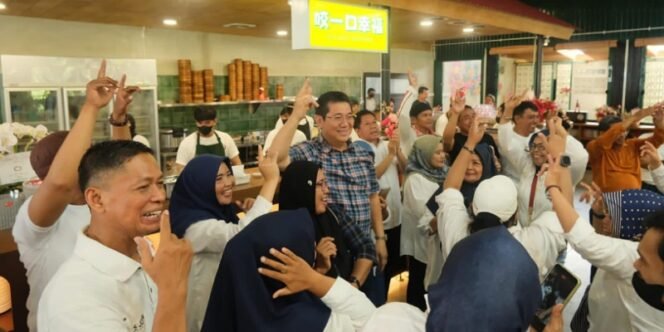 
					Yansen TP Bersama Relawan. Foto: ist