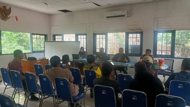 
					Rpd UPTD KPH Kota Tarakan dengan warga RT.03 Juata Kerikil. Foto : Ist 