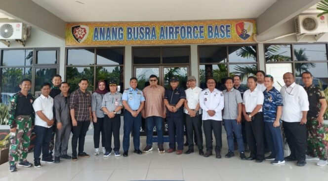 
					Komisi I DPRD Kota Tarakan kunlap ke Lanud Anang Busra. Foto : Ist 