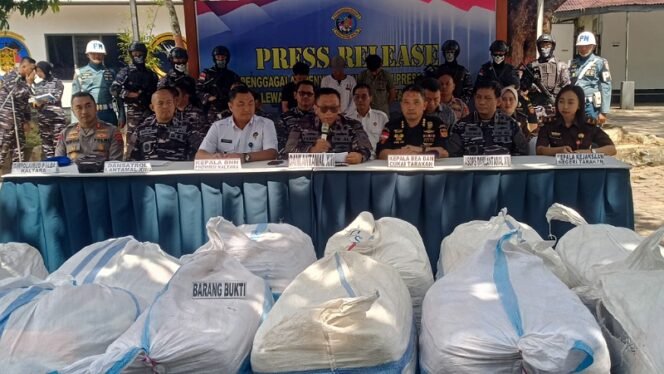 
					Press Release Pengungkapan Ballpress Ilegal dari Tawau Malaysia Oleh Lantamal XIII. Foto: fokusborneo.com