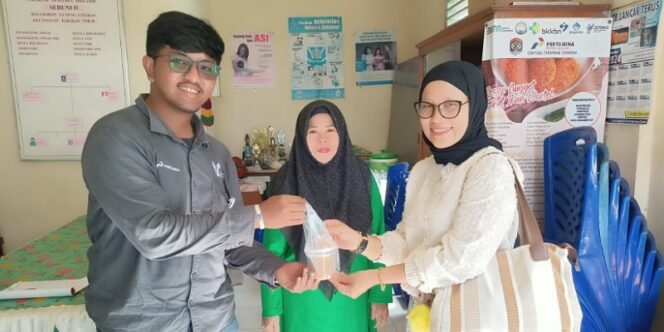 
					STUNTING: Muhammad Fauzan Ridwan/CDO Pertamina Patra Niaga FT Tarakan Menyerahkan PMT Kepada Warga. foto: Ist/Pertamina