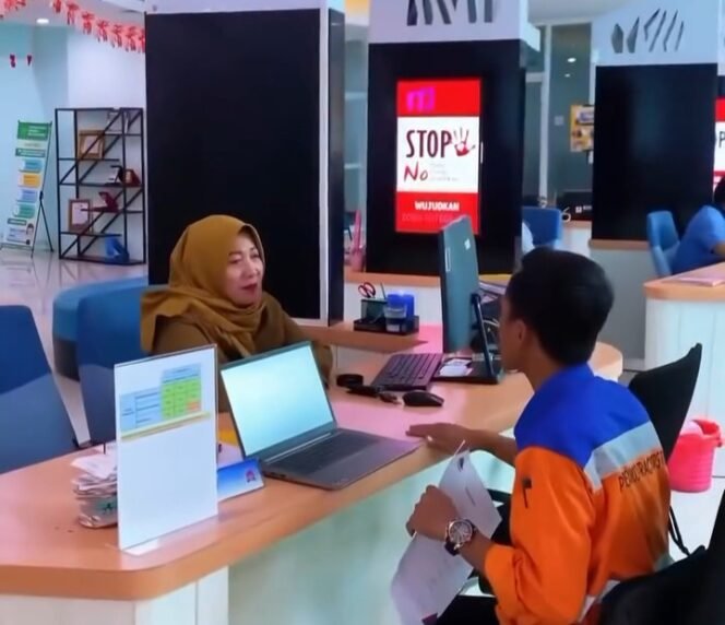 
					Dinas Penanaman Modal dan Pelayanan Terpadu Satu Pintu (DPMPTSP) Kota Balikpapan terus memperkuat layanan inklusif dengan mengadakan pelatihan bahasa isyarat bagi para stafnya.