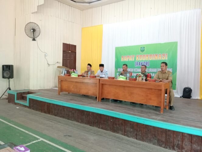 
					Rapat Koordinasi (Rakor) antar Pemerintah Kecamatan, Kelurahan, dan Kampung se-Kecamatan Sambaliung tahun 2024. Kegiatan ini bertujuan untuk mempererat silaturahmi dan menjaga kekompakan antar kepala kampung dan aparatur di Kecamatan Sambaliung.
