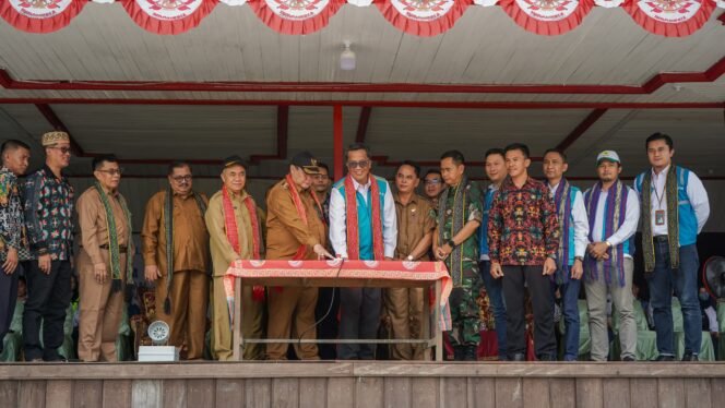 
					PLN Unit Induk Distribusi Kalimantan Timur dan Kalimantan Utara (UID Kaltimra) berhasil melistriki 11 Desa di Kabupaten Kutai Barat, Provinsi Kalimantan Timur. Adapun keberhasilan PLN ini secara simbolis diresmikan oleh General Manager PLN UID Kaltimra Agung Murdifi bersama Bupati Kutai Barat FX Yapan pada hari Senin (30/9). 