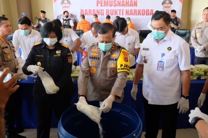 
					Direktorat Reserse Narkoba (Ditresnarkoba) Polda Kaltara pada hari ini melakukan pemusnahan barang bukti narkoba selama periode bulan Juli sampai September 2024. Rabu (02/10/2024).