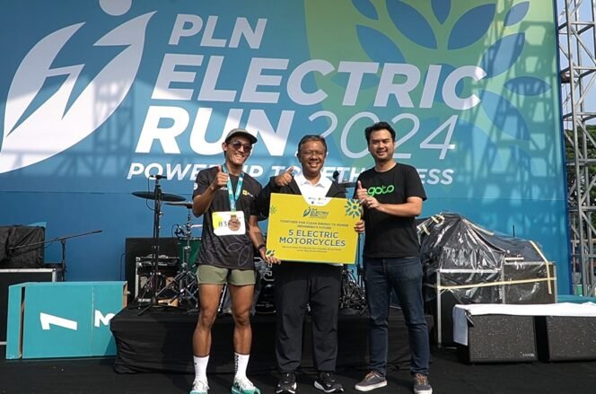 
					Direktur Legal & Manajemen Human Capital PLN, Yusuf Didi Setiarto (tengah) ketika menyerahkan secara simbolis 5 (lima) unit motor listrik kepada perwakilan perusahaan Ojek Online (Ojol) untuk disalurkan pada pengemudi prasejahtera dalam ajang PLN Electric Run 2024 yang digelar di Scientica Park, Gading Serpong, Tangerang pada Minggu (6/10).