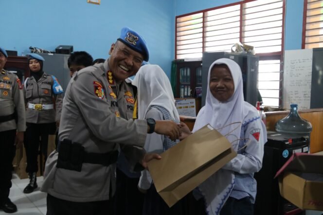 
					Pemberian Bantuan Berupa Sepatu Sekolah Kepada Siswa SMPN 1 Tanjung Selor Dalam Rangka Sinergitas TNI Polri dan Hari Ulang Tahun Propam yang Ke-22