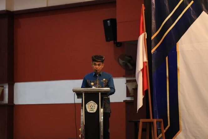 
					Pj. Wali Kota Tarakan, Dr. Bustan, S.E., M.Si. saat memberikan pesan dan sambutannya dalam wisuda mahasiswa Politeknik Kaltara di Kayan Multifunction Tarakan Plaza, Rabu (23/10/2024).