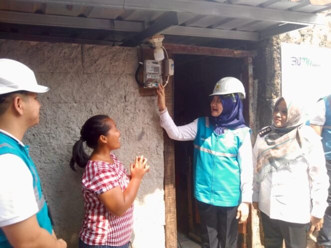 
					General Manager PLN Unit Induk Distribusi (UID) Jawa Barat, Susiana Mutia (kedua dari kanan) melakukan penyalaan listrik secara simbolis di rumah Ridayanti (kedua dari kiri), salah satu penerima bantuan program Light Up The Dream di Bekasi pada (23/10).