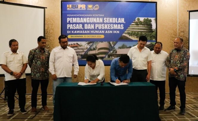 
					Kepala Balai Prasarana Permukiman Wilayah (BPPW) Kalimantan Timur, Rozali Indra Saputra melakukan penandatanganan kontrak terhadap paket pekerjaan pembangunan sekolah, pasar, dan puskesmas di kawasan hunian ASN Kawasan Inti Pusat Pemerintahan (KIPP) IKN. Penandatanganan tersebut digelar di Hotel Grand Jatra Balikpapan, Kalimantan Timur pada Kamis (30/10). 