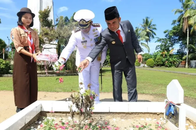 
					Pj. Wali Kota turut melakukan prosesi tabur bunga sebagai bentuk penghormatan kepada para pahlawan yang telah berjasa bagi bangsa dan negara.