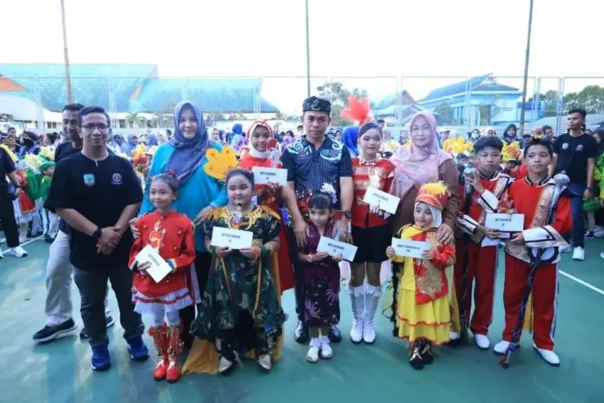
					Pj Wali Kota Tarakan beserta istri berfoto bersama para pemenang Turnamen Drum Band Junior Tingkat TK dan SD se-Kalimantan Utara, di Lapangan Tenis Abdi Praja, Kantor Wali Kota Tarakan, Sabtu (9/11/2024).