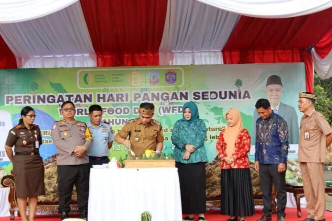 
					Peringatan Hari Pangan Sedunia ke-44 yang diselenggarakan oleh Dinas Ketahanan Pangan dan Pertanian Kota Tarakan,ditandai dengan pemotongan tumpeng oleh Pj Wali Kota Tarakan, Bustan pada Selasa (12/11/2024).