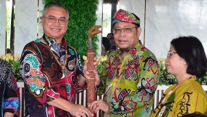 
					Pjs Bupati Malinau Pollymaart Sijabat, sertijab dengan Bupati Malinau, Wempi W Mawa, Minggu (24/11/2024).