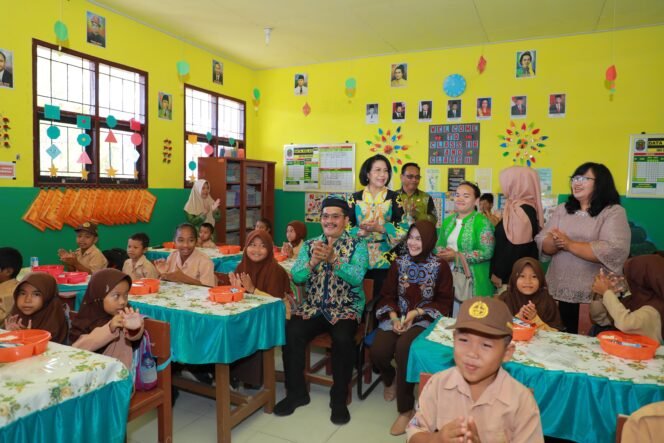 
					Pemerintah Provinsi Kalimantan Utara (Kaltara) semakin gencar memperluas jangkauan program sarapan pagi bergizi gratis bagi siswa di wilayahnya. Program yang semula digagas sebagai makan siang gratis oleh Presiden Prabowo Subianto, kini diadaptasi dan diuji coba oleh Pjs. Gubernur Kaltara, Togap Simangunsong, sebagai sarapan pagi bergizi, Kamis, (31/10). 

