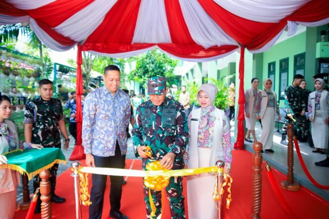 
					Pangdam VI/Mulawarman, Mayjen TNI Tri Budi Utomo, S.E., bersama Ketua Yayasan Kartika Jaya Cabang V Mulawarman, Ibu Rahma Tri Budi Utomo, meresmikan gedung baru SMP Kartika V-1, aula SMA Kartika V-1, dan area parkir SMK Kartika V-1, Sabtu (2/11/24)