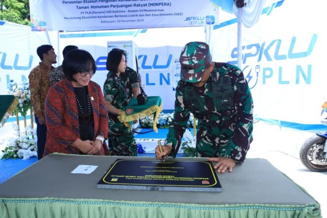 
					Pangdam VI/Mulawarman, Mayjen TNI Tri Budi Utomo, S.E., meresmikan Stasiun Pengisian Kendaraan Listrik Umum (SPKLU) yang berlokasi di Taman Monpera, Balikpapan,Sabtu (2/11/24)