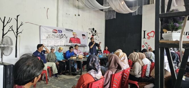 
					Calon Gubernur Kalimantan Utara nomor urut 1, Andi Sulaiman menyapa warga Pulau Bunyu, Kabupaten Bulungan, di salah satu kafe yang berada di Jalan Handasa, Senin pagi, 4 Oktober 2024.