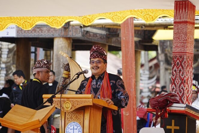 
					Pjs. Gubernur Kalimantan Utara, Togap Simangunsong didampingi istri Ny. Dita Togap hadir dalam acara Sidang Raya XVIII Persekutuan Gereja-Gereja Indonesia (PGI) 2024 se-Indonesia di gelar di Rantepao, Kabupaten Toraja Utara, Sulawesi Selatan, Jumat (8/11). 