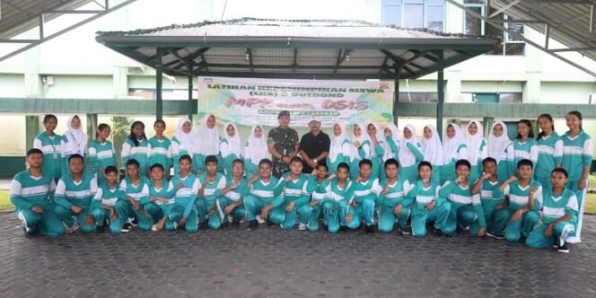 
					Sebanyak 55 siswa - siswi SMP Negeri 3 Tarakan antusias dan penuh semangat mengikuti Latihan Kepemimpinan Siswa (LKS) di Markas Batalyon Infanteri Raider 613/Raja Alam, Sabtu (9/11/2024).
