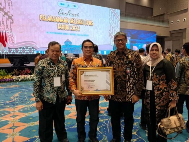 
					Sukses berkompetensi di tingkat regional, kini Pemerintah Provinsi (Pemprov) Kalimantan Utara (Kaltara) kembali meraih penghargaan Terbaik Ke-3 Tingkat Nasional dalam Kategori Pengelolaan Kompetensi ASN Pemerintah Provinsi. Penghargaan tersebut diberikan pada Anugerah Manajemen ASN.

