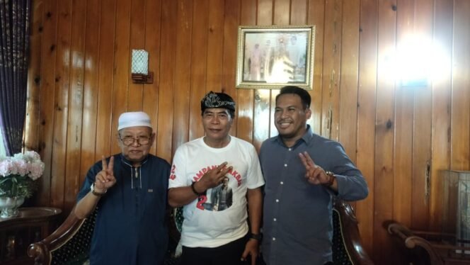 
					SILAHTURAHMI: Cagub Kaltara, Zainal Arifin Paliwang saat bersilahturahmi dengan eks bupati Bulungan, H. Budiman Arifin di kediamannya. 
