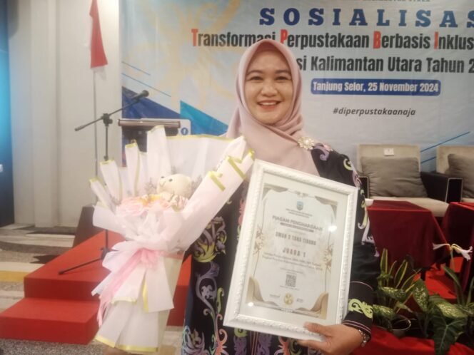 
					Piagam Penghargaan Juara 1 ini diterima langsung Kepala Sekolah SMA Negeri 2 Tana Tidung, Tri Purnami, S.Pd di Dinas Perpustakaan dan Kearsipan Provinsi Kaltara, Senin (25/11/2024).