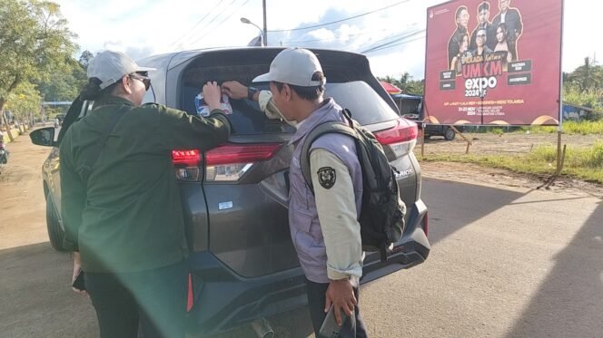 
					Badan Pengawas Pemilihan Umum (Bawaslu) Kabupaten Tana Tidung melaksanakan penertiban alat peraga kampanye (APK) Paslon bersama aparat penegak hukum.

