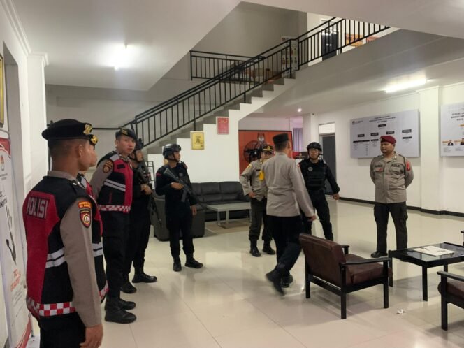 
					Polres Bontang menggelar patroli dialogis yang melibatkan personel dari BKO Sat Brimob dan Direktorat Samapta Polda Kaltim. Patroli ini dilaksanakan pada Senin malam, 25 November 2024, dimulai pukul 20.00 WITA hingga selesai.

