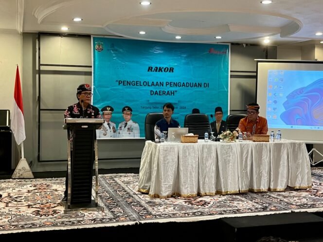 
					Dalam upaya meningkatkan kualitas pelayanan publik, Pemerintah Provinsi (Pemprov) Kalimantan Utara (Kaltara) melalui Dinas Penanaman Modal dan Pelayanan Terpadu Satu Pintu (DPMPTSP) mengadakan Rapat Koordinasi (Rakor) Revitalisasi Tata Kelola Pengaduan Layanan Perizinan Berusaha, Perizinan, dan Non-Perizinan di DPMPTSP se-Kalimantan Utara Tahun 2024 di Hotel Crown, Senin (25/11) pagi.
