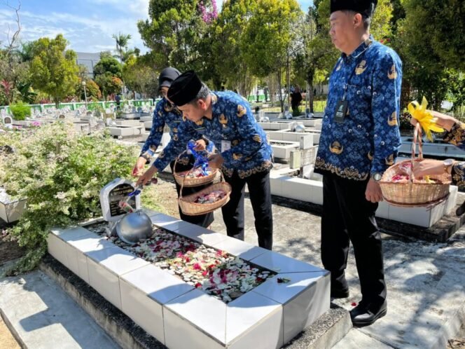
					pengurus Korpri Kota Balikpapan juga melaksanakan kegiatan ziarah ke Taman Makam Pahlawan (TMP) Dharma Agung, Jumat (29/11/2024).