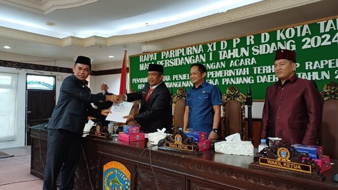 
					Pj Walikota Bustan sampaikan Raperda tentang RPJPD Kota Tarakan 2025-2045. Foto : Fokusborneo.com 