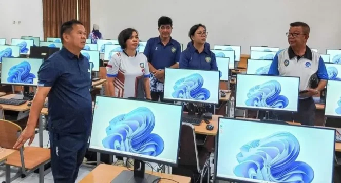 
					Sekda Malinau, Ernes Silvanus bersama sejumlah pejabat saat memastikan kesiapan Bandiklat jelang pelaksanaan Tes CPNS, 