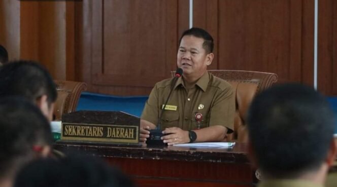
					Sekda Malinau, Ernes Silvanus saat membuka rapat pembahasan penyediaan RTH kawasan perkotaan, di ruang Laga Feratu, Selasa (12/11/2024).â€