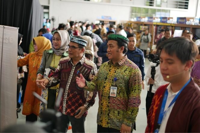 
					Kepala KPwBI Provinsi Kaltara Wahyu Indra Sukma bersama Sekda Provinsi Kaltara. Foto : Ist 