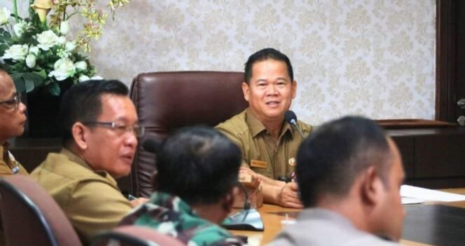 
					Rapat Desk Pilkada yang dipimpin Sekda Malinau, Ernes Silvanus dan dihadiri para Asisten, Kepala OPD terkait, Camat serta perwakilan dari pihak Kepolisian dan TNI, Selasa (12/11/2024).