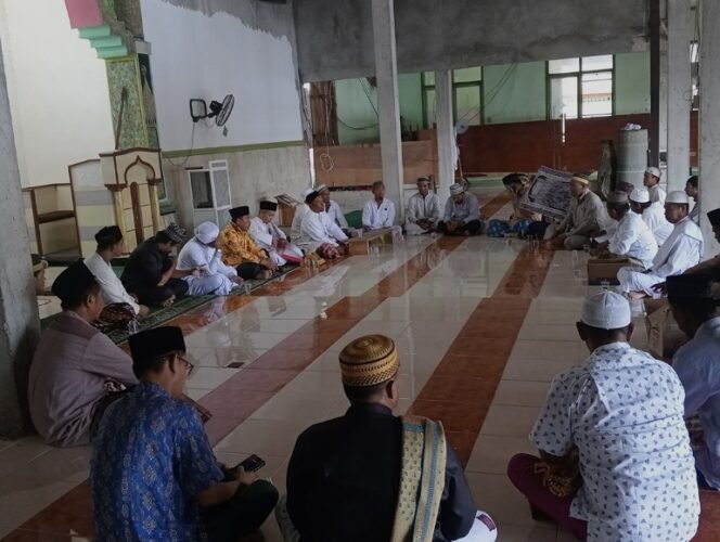 
					Pertemuan tokoh masyarakat, ketua rt dan.takmir masjid bahas lahan pemakaman baru di Tanjung Pasir. Foto : Ist 